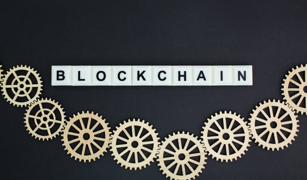 Quels sont les défis de l'implémentation de la technologie blockchain dans les systèmes de gestion des données ?